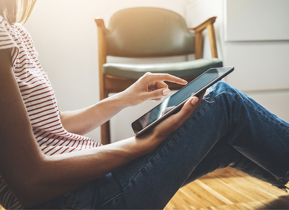 Foto: Ung kvinna som använder en surfplatta